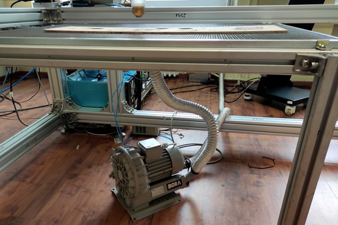 Odciąg spalin powstających w czasie wypalania od spodu stołu roboczego