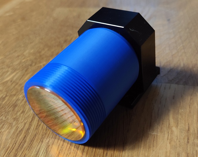 Wydrukowana jedna z części głowicy wraz z soczewką skupiającą i uchwytem