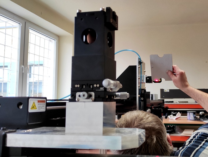 Ustawienie pierwszego lustra odbijającego wiązkę